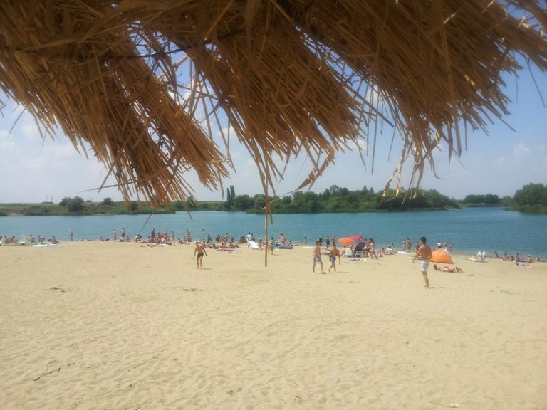 Pregătiri intense pentru litoralul bănățenilor! Va avea salvamari ca în Baywatch, plajă impecabilă, locuri de parcare și camping!