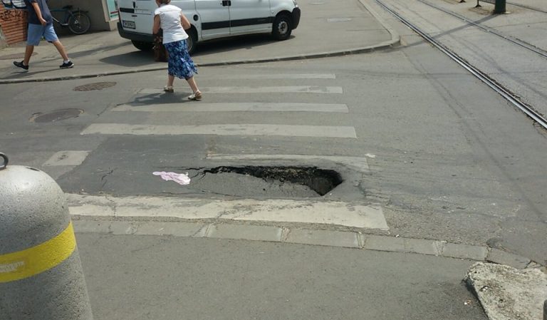 Craterele aproape că ,,înghit” pietonii și mașinile, în Timișoara Capitală Culturală Europeană! FOTO