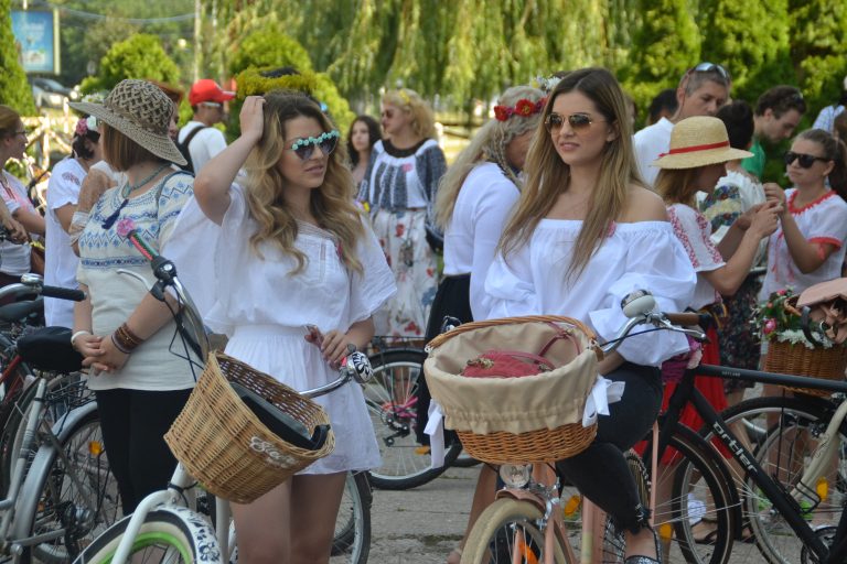 Mândri ca suntem români! Ia tradițională, purtată cu fală de bănățence, într-o paradă pe biciclete! FOTO-VIDEO