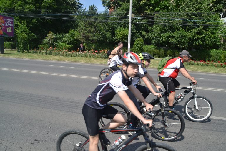 Preşedintele a promulgat legea ce prevede scăderea sancţiunilor pentru bicicliștii care încalcă legea