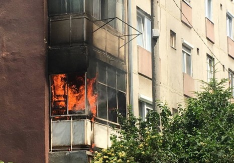 Incendiu, după ce un copil s-a jucat cu focul, într-un apartament din Bihor!