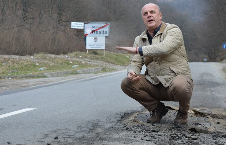 Străzile din Reşiţa sunt praf, primarul a aflat abia acum ceea ce știe toată lumea