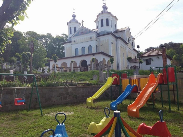 Se joacă printre morminte! În ce oraș din vestul tării se întâmplă ,,minunea!”