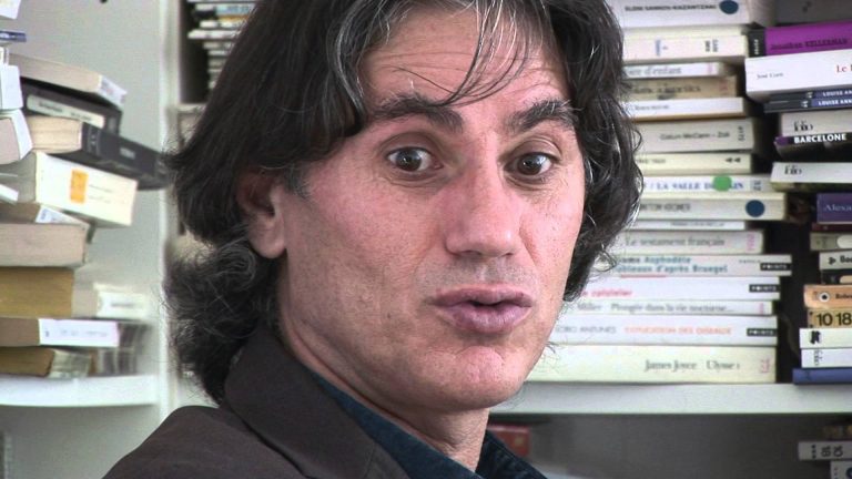 „Scriu fără oprire, pentru că simt literar fără oprire”. Interviu cu scriitorul Marius Daniel Popescu