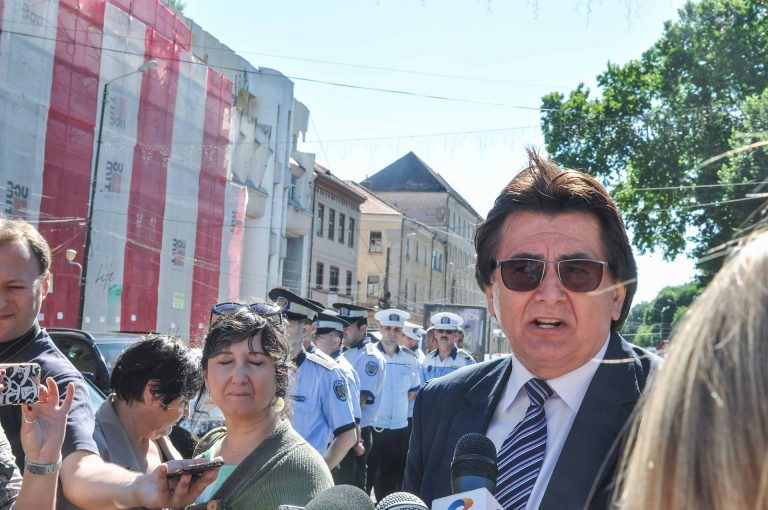 În Timişoara blocată, primarul Robu, cu o ”armată” de polițiști, ia cu asalt clădirea Modex-VIDEO