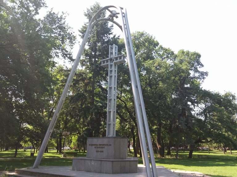 În Parcul Justiției, simbolul celei mai mari injustiții sociale, monumentul deportaților a stat stingher, fără nici o floare