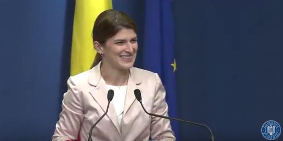 Purtătorul de cuvânt al Guvernului, Alina Petrescu: am aici copii după cele 20 de cereri de retragere a demisiei. În toate cele 20 de documente, textul este identic-VIDEO