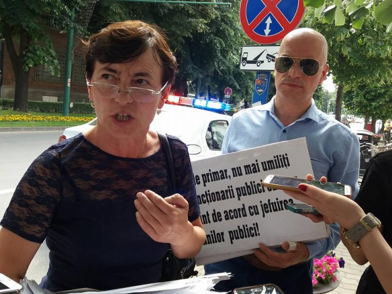 O angajată a Primăriei Timișoara protestează în fața instituției! Ce o nemulțumește? FOTO