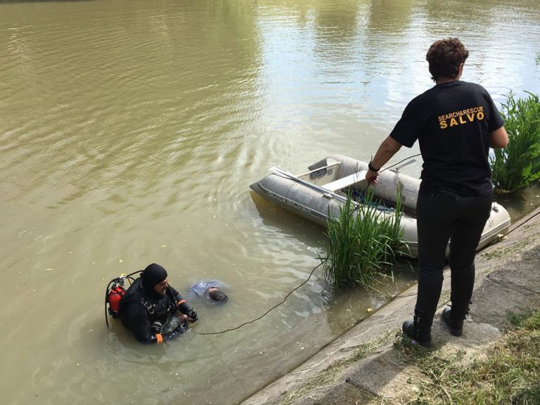 Scafandrii caută un copil înecat într-o baltă din vestul țării