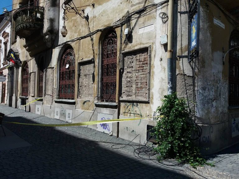 Bandă de protecţie în loc de reabilitare, în centrul istoric al Timişoarei