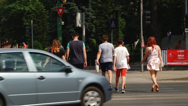 ”Semaforișoara” – coșmarul șoferilor și, mai nou, și al pietonilor – VIDEO