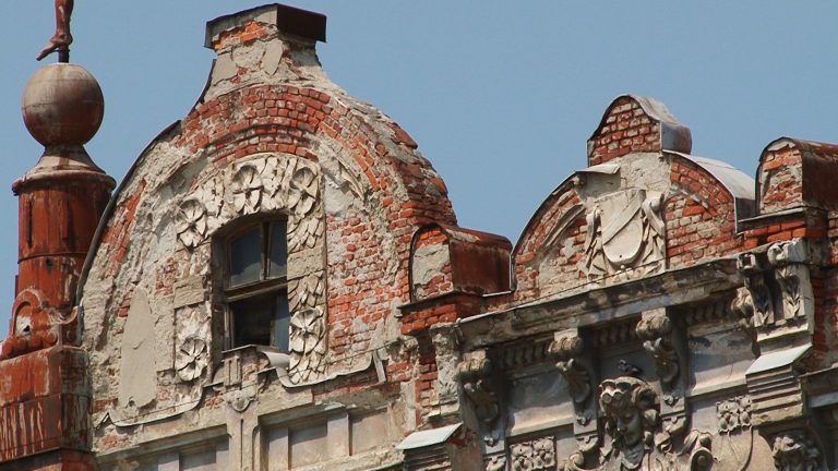 Nu le reparăm, ci le ascundem! Plasă de protecție pe bijuteriile arhitecturale degradate ale Timișoarei