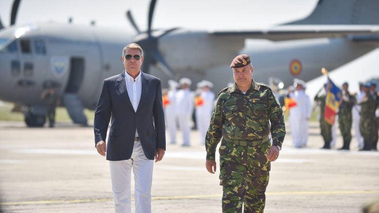 Preşedintele Iohannis, în vizită la Baza Mihail Kogălniceanu. Întâlnire cu preşedintele Comitetului Militar al NATO şi cu militarii români şi britanici-VIDEO