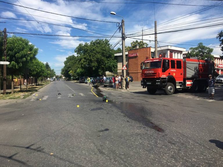 Grav accident chiar lângă sediul Pompierilor din Timișoara! Un motociclist a murit. FOTO