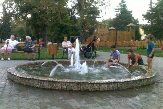 Fântâna arteziană – ștrandul ideal pentru copii! Prichindeii s-au răcorit în mijlocul parcului