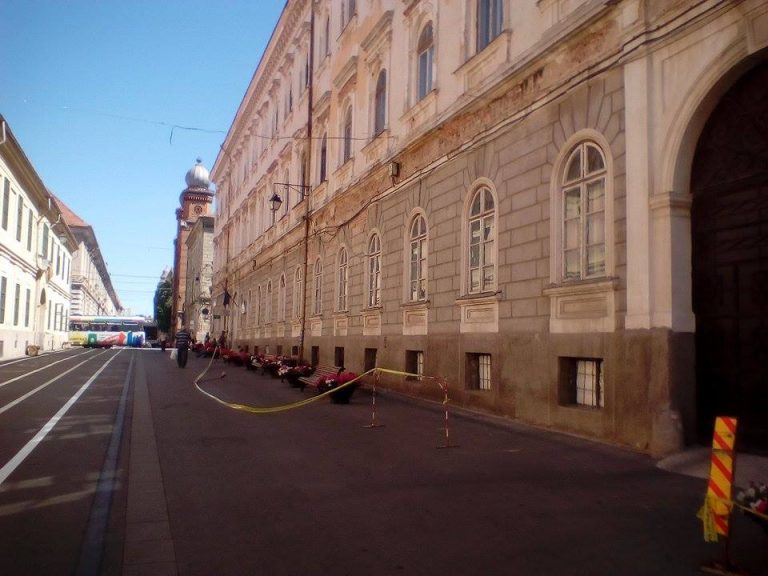 Atenție, pericol pe Mărăşeşti! Cade tencuiala de pe Garnizoană! FOTO