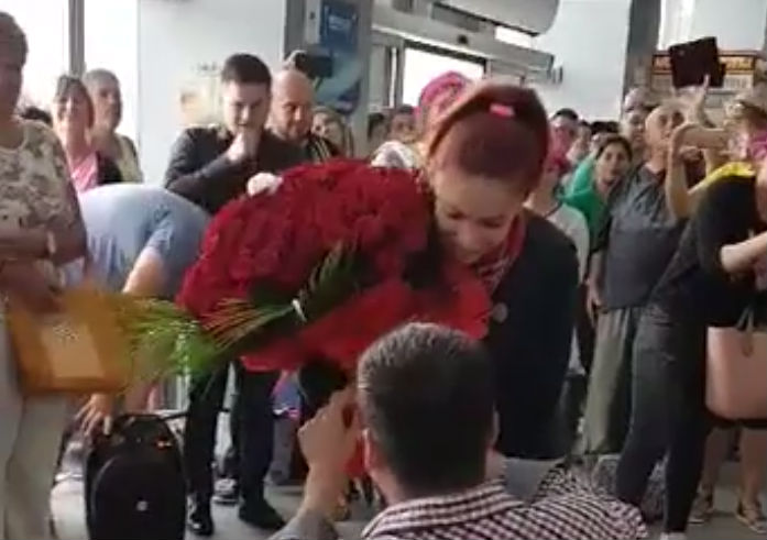 Îndrăgită cântăreată de muzică populară din Banat, cerută în căsătorie pe aeroportul din Timișoara! VIDEO