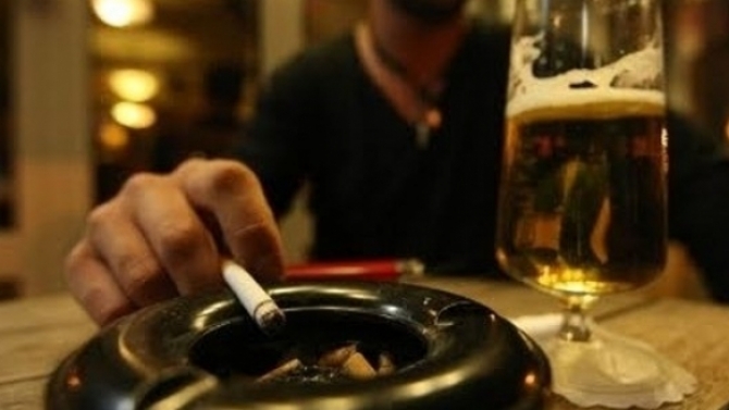 Se modifică legea antifumat? Ţigările s-ar putea aprinde din nou în localuri