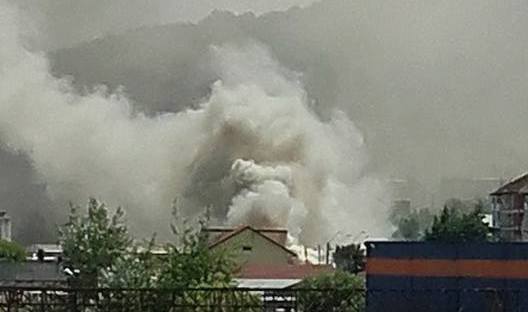 Incendiu puternic într-un depozit de cartoane, în Reșița