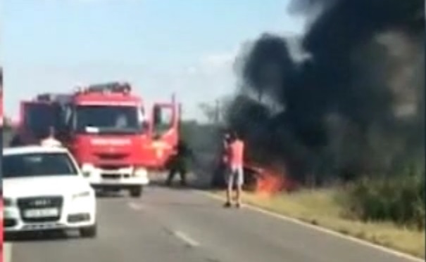Mașină a pompierilor timișeni, cuprinsă de flăcări la intervenție