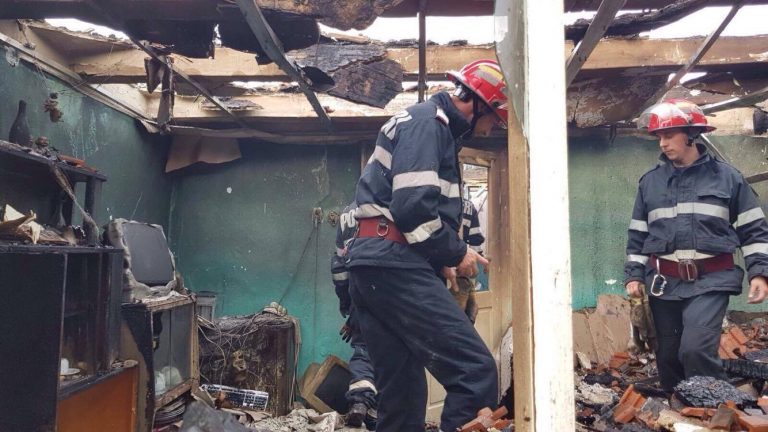 O casă distrusă, o familie rămasă fără locuință. De la ce a pornit totul?