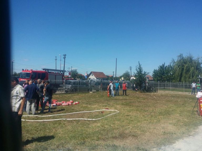 Alertă! 400 de angajați, evacuați în urma unui incendiu izbucnit în Timiș! FOTO