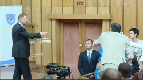 Iohannis punctează din nou! Ce gest fabulos a făcut când a primit steagul secuiesc! VIDEO