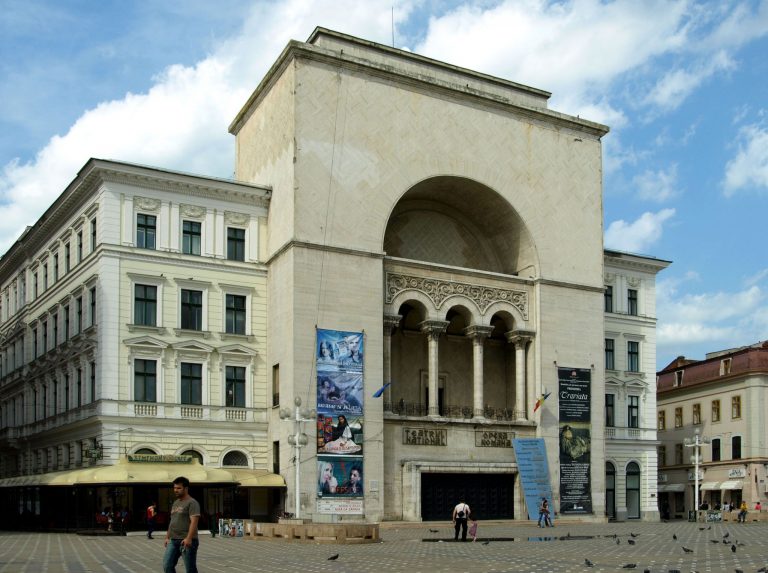 Clădirea Operei, afectată de vibraţiile evenimentelor cu muzica dată la maximum