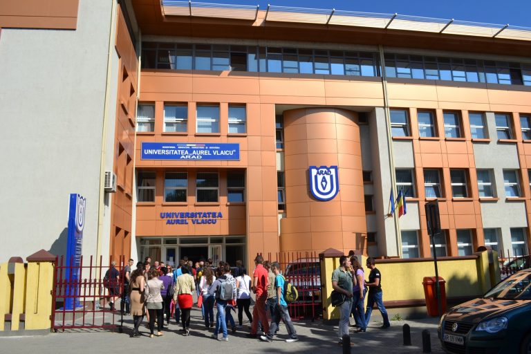 Rectorii universităţilor din Arad iau poziţie după descinderile din dosarul ,,Diplome de licență fără studii”