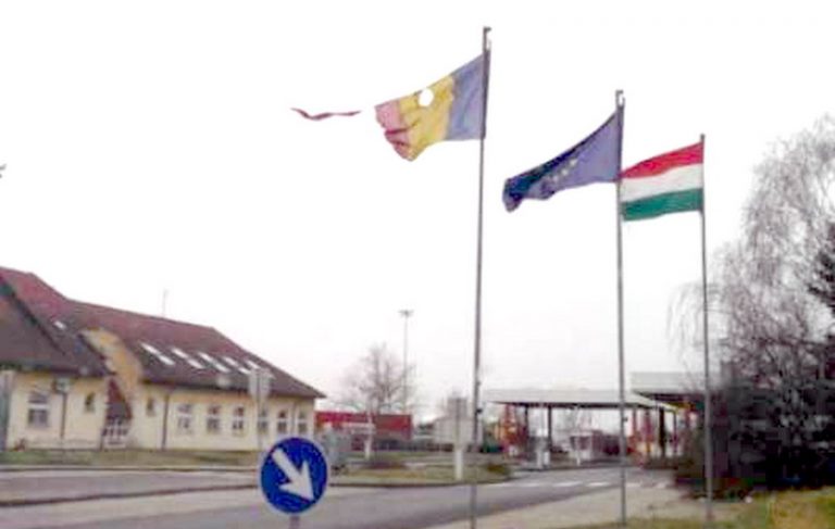 Steagul de la Vama Nădlac, rușinea de la intrarea în țară, motiv de contre între politicieni