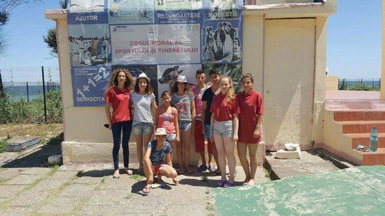 Copiii din centrele de plasament cărășene se bucură de vară, în tabere la Eforie Sud și Râul Alb