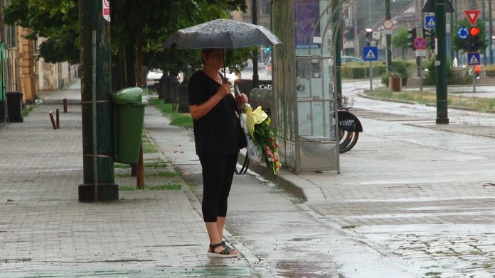 La Timișoara s-au dezlănțuit stihiile naturii! Ploaie torențială în tot orașul!.Still023