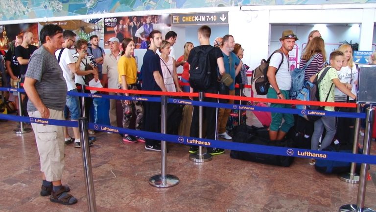 Furt la controlul de securitate din aeroportul Timișoara! Femeie prădată de un polițist!