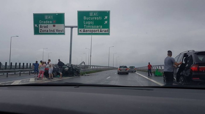 Halucinant! A rupt un parapet pe autostrada Vestului și și-a făcut praf BMW-ul!