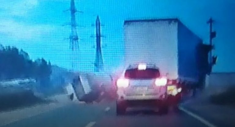 Accident mortal pe o șosea  din vestul țării! Impactul dintre cele două vehicule a fost teribil – VIDEO