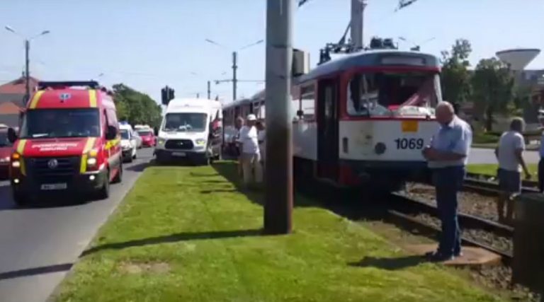 Impact violent între un microbuz și un tramvai, la Arad! Un bărbat a ajuns la spital. Video