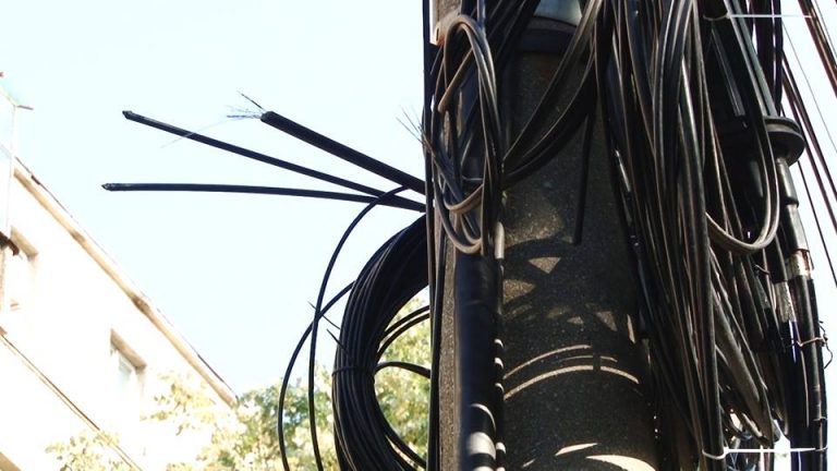 Cablurile care sufocă și mutilează Timișoara! Intervine vreo autoritate locală în remedierea acestei ,,calamități?”. VIDEO