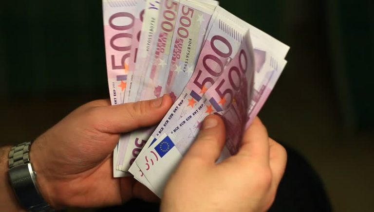 9.000 de euro au fost găsiți într-o haldină de gunoi din Banat. Cine a aruncat suma și unde au ajuns banii