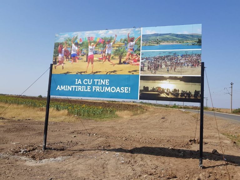 Panouri informative pentru turiștii care vor să ajungă pe ,,Litoralul Vestului”! Zona, tot mai aproape de a deveni stațiune turistică