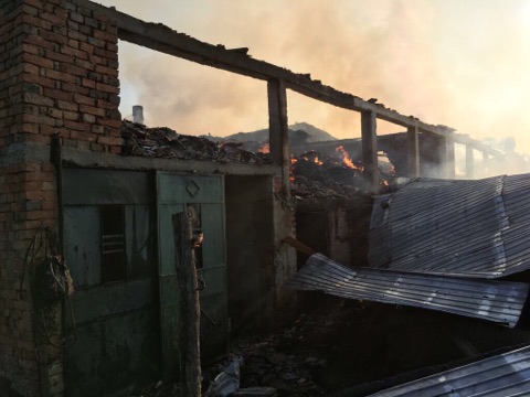 Un incendiu devastator a cuprins o casă din Banat! Mai multe bunuri au fost distruse și 50 de păsări au murit. FOTO