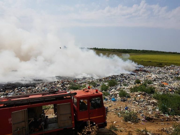 Controale la groapa de gunoi de la Lipova, după incendiul de proporții manifestat zile întregi