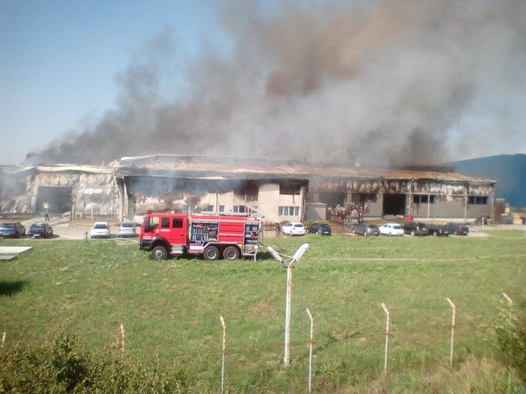 Pompierii au amendat patronul halei care a ars miercuri. Sancțiunea e însă un mizilic pe lângă paguba produsă