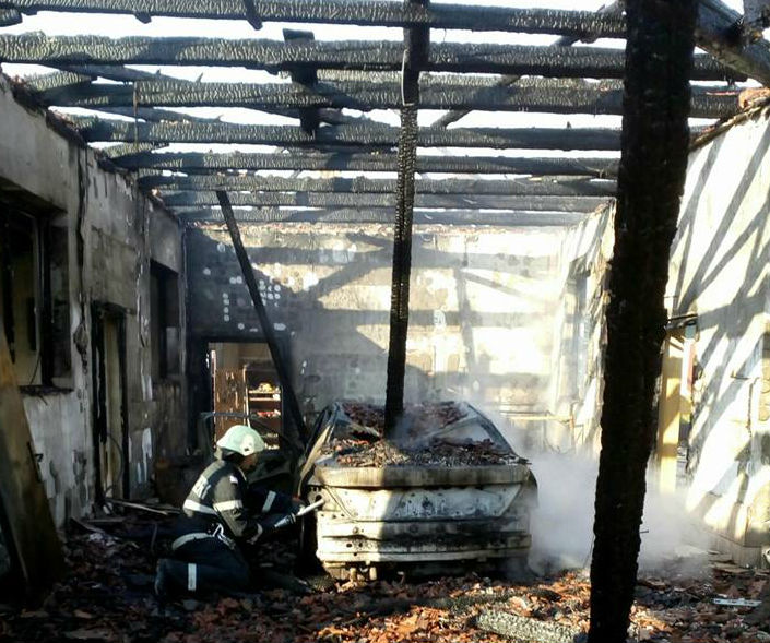 Casă distrusă de incendiu, în Timiș! Tavanul s-a surpat, pagubele sunt enorme! FOTO