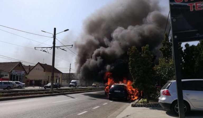 A ars ca o torță! Incendiu spectaculos într-un oraș din vestul țării!