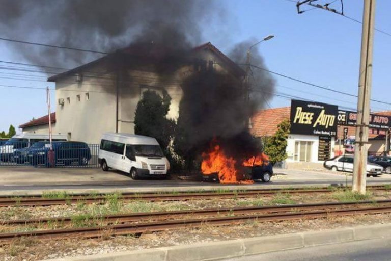 O maşină a luat foc în mers, în vestul țării