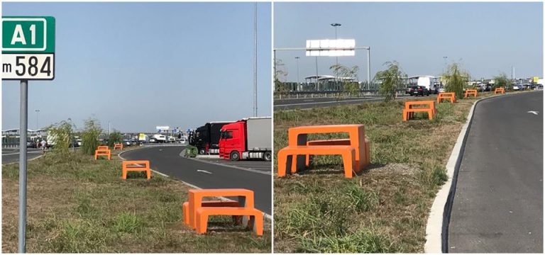 La sfârșit de vară angajații de la drumuri le fac  așteptarea ușoară șoferilor care așteaptă la cozile care se formează la vămile din vestul țării