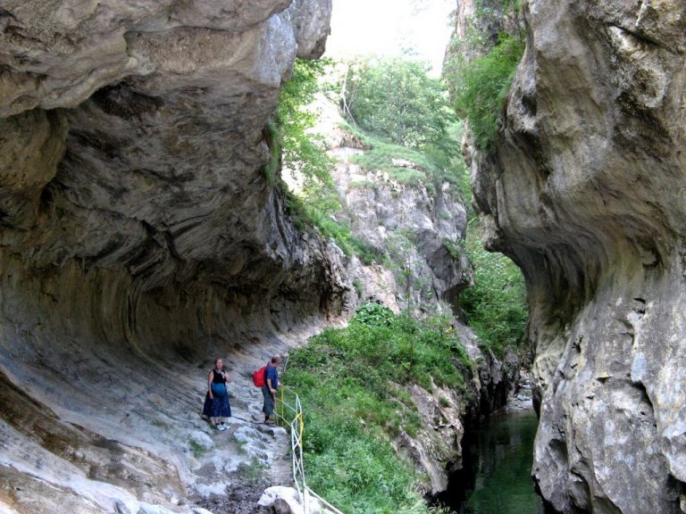 Sfârșit dramatic pentru un tânăr de 19 ani din Timiș, aflat în excursie pe Valea Cernei!