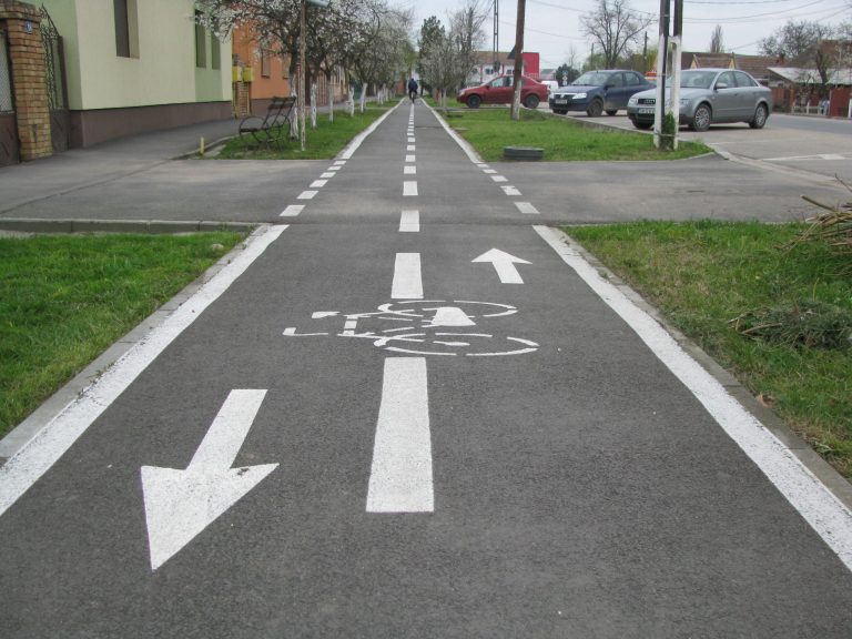 Autoritățile locale încurajează pistele de biciclete, CNAIR spune un NU hotărât