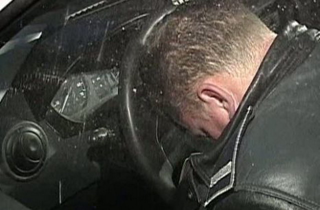 De cascadorii râsului! Un șofer beat din vestul țării, oprit de un polițist mai beat decât el!
