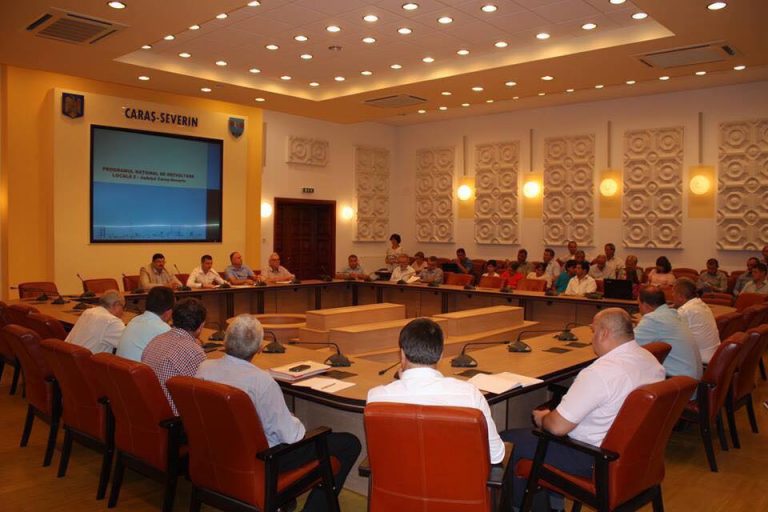 Șefii instituțiilor din Caraș-Severin, mustrați de prefectul județului. De ce și-ar putea pierde funcțiile